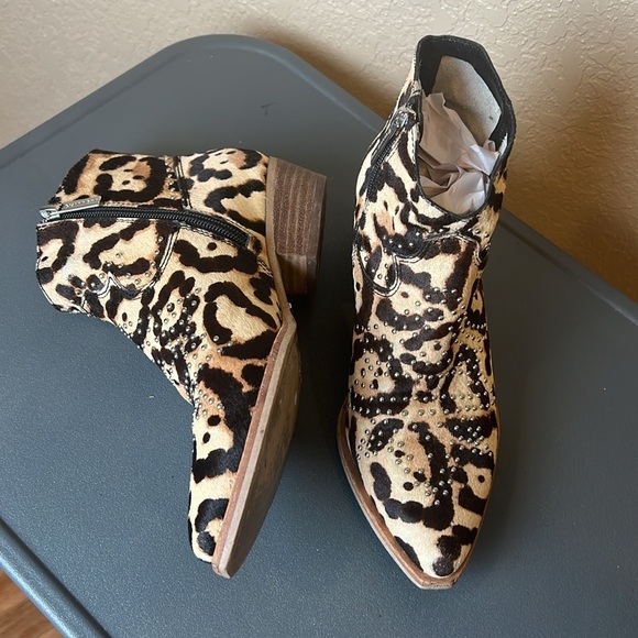 Gianni Bini Brycin Leopard Calf Hair Studded Western Booties 6.5M - Picture 3 of 11